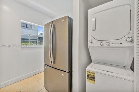 Condo in Bay Harbor Islands, Florida, 2 bedrooms  № 2058760 - photo 15