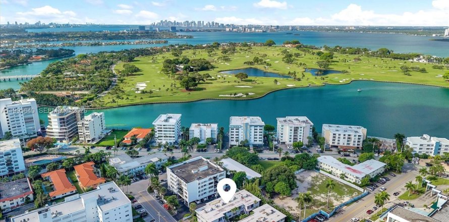 Condo in Bay Harbor Islands, Florida, 2 bedrooms  № 2058760