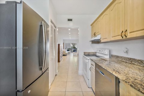 Condo in Bay Harbor Islands, Florida, 2 bedrooms  № 2058760 - photo 13