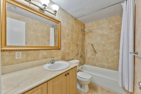 Condo in Bay Harbor Islands, Florida, 2 bedrooms  № 2058760 - photo 10