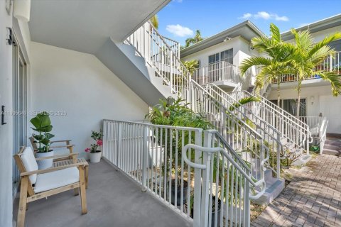 Condo in Bay Harbor Islands, Florida, 2 bedrooms  № 2058760 - photo 3