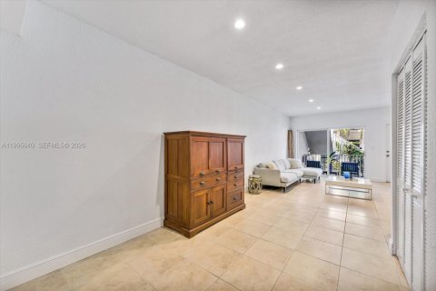 Condo in Bay Harbor Islands, Florida, 2 bedrooms  № 2058760 - photo 11