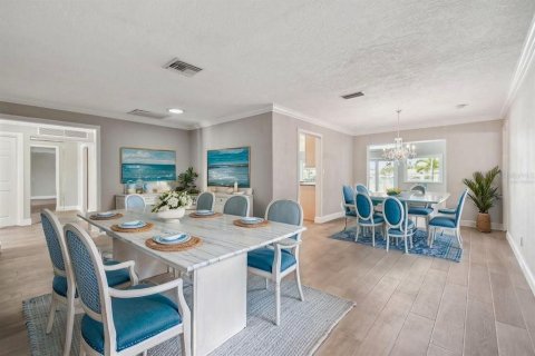 House in Treasure Island, Florida 3 bedrooms, 308.53 sq.m. № 1762062 - photo 9