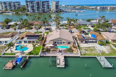 House in Treasure Island, Florida 3 bedrooms, 308.53 sq.m. № 1762062 - photo 2