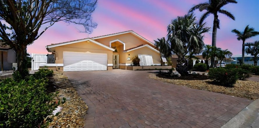 House in Treasure Island, Florida 3 bedrooms, 308.53 sq.m. № 1762062