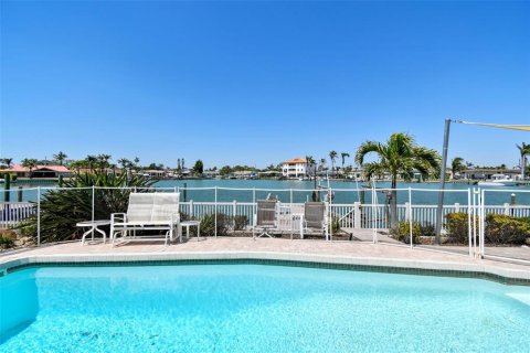 House in Treasure Island, Florida 3 bedrooms, 308.53 sq.m. № 1762062 - photo 3