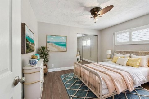 House in Treasure Island, Florida 3 bedrooms, 308.53 sq.m. № 1762062 - photo 12