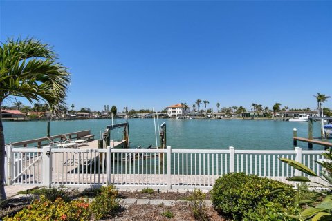 House in Treasure Island, Florida 3 bedrooms, 308.53 sq.m. № 1762062 - photo 4