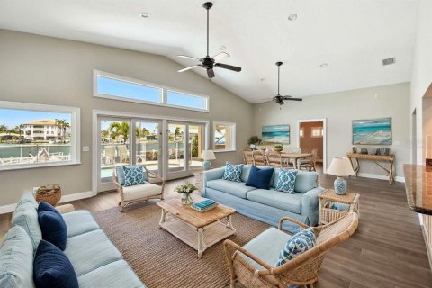 House in Treasure Island, Florida 3 bedrooms, 308.53 sq.m. № 1762062 - photo 7