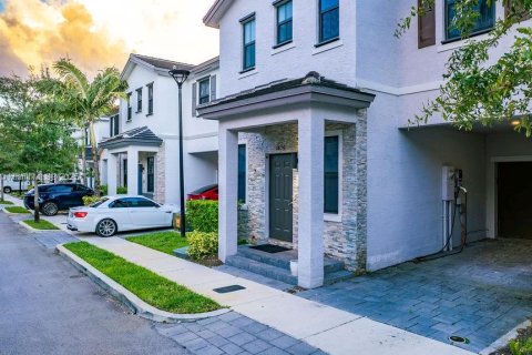 Townhouse in Fort Lauderdale, Florida 3 bedrooms, 152.92 sq.m. № 1882014 - photo 4