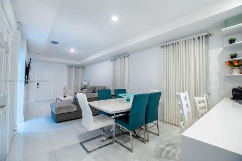 Townhouse in Fort Lauderdale, Florida 3 bedrooms, 152.92 sq.m. № 1882014 - photo 11