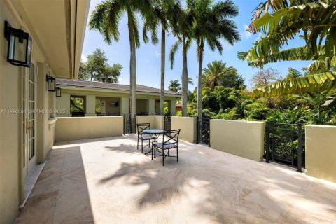 Casa en venta en Miami, Florida, 5 dormitorios, 624.3 m2 № 2038938 - foto 22