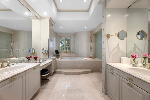 Casa en venta en Miami, Florida, 5 dormitorios, 624.3 m2 № 2038938 - foto 11