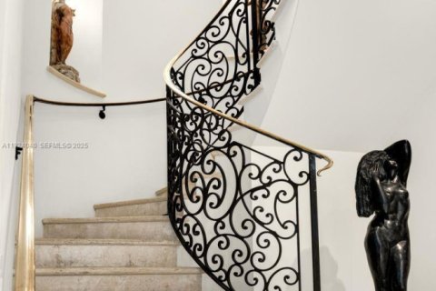 Casa en venta en Miami, Florida, 5 dormitorios, 624.3 m2 № 2038938 - foto 9