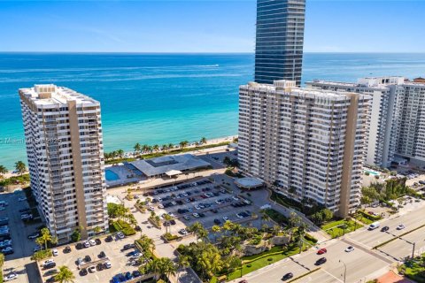 Condo in Hallandale Beach, Florida, 3 bedrooms  № 1974539 - photo 12