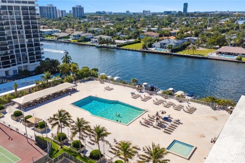 Condo in Hallandale Beach, Florida, 3 bedrooms  № 1974539 - photo 13