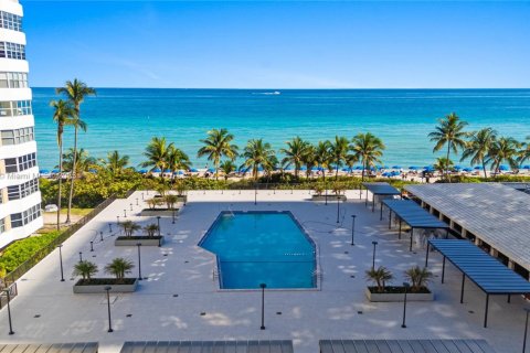 Condo in Hallandale Beach, Florida, 3 bedrooms  № 1974539 - photo 9