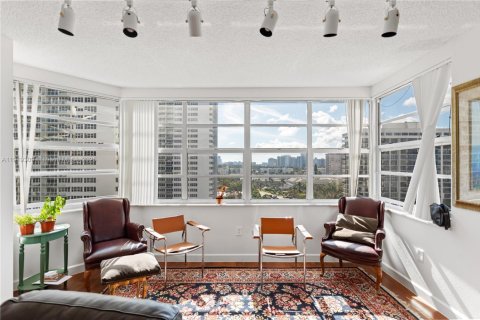 Condo in Hallandale Beach, Florida, 3 bedrooms  № 1974539 - photo 27