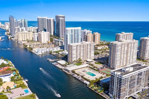 Condo in Hallandale Beach, Florida, 3 bedrooms  № 1974539 - photo 15
