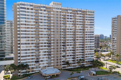 Condo in Hallandale Beach, Florida, 3 bedrooms  № 1974539 - photo 10
