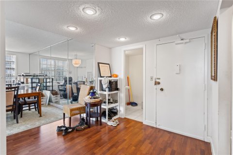 Condo in Hallandale Beach, Florida, 3 bedrooms  № 1974539 - photo 20