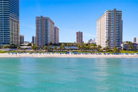 Condo in Hallandale Beach, Florida, 3 bedrooms  № 1974539 - photo 3