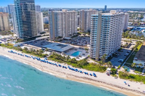 Condo in Hallandale Beach, Florida, 3 bedrooms  № 1974539 - photo 5