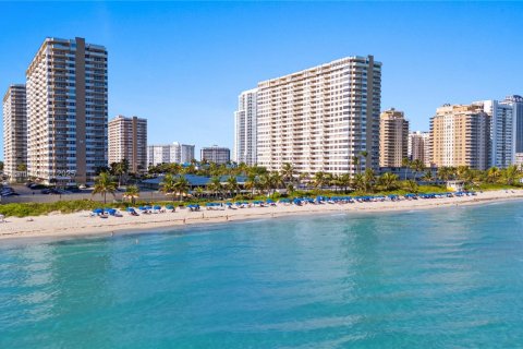 Condo in Hallandale Beach, Florida, 3 bedrooms  № 1974539 - photo 4