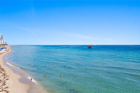 Condo in Hallandale Beach, Florida, 3 bedrooms  № 1974539 - photo 2