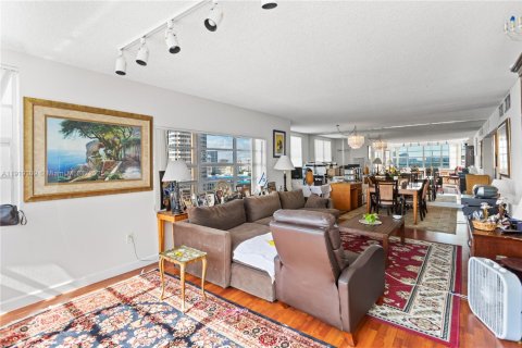 Condo in Hallandale Beach, Florida, 3 bedrooms  № 1974539 - photo 29