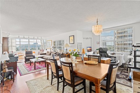 Condo in Hallandale Beach, Florida, 3 bedrooms  № 1974539 - photo 22