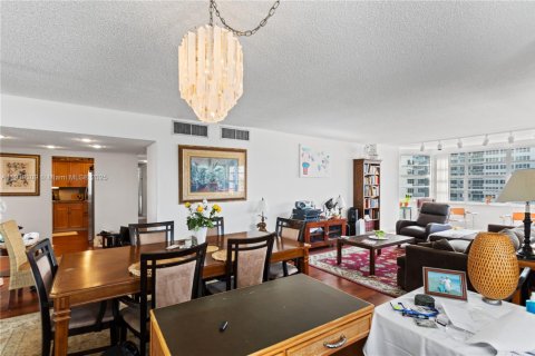 Condo in Hallandale Beach, Florida, 3 bedrooms  № 1974539 - photo 24