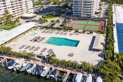 Condo in Hallandale Beach, Florida, 3 bedrooms  № 1974539 - photo 16