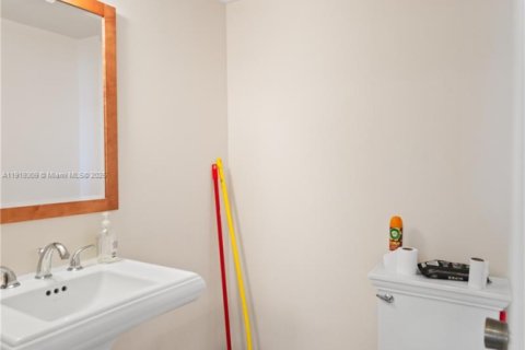 Condo in Hallandale Beach, Florida, 3 bedrooms  № 1974539 - photo 21