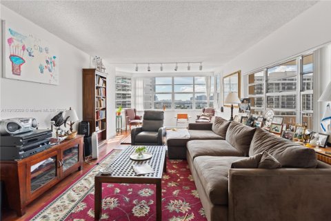 Condo in Hallandale Beach, Florida, 3 bedrooms  № 1974539 - photo 26