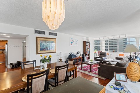 Condo in Hallandale Beach, Florida, 3 bedrooms  № 1974539 - photo 23