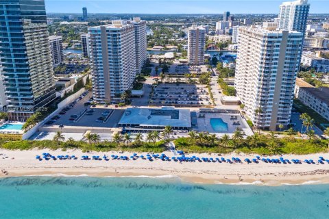 Condo in Hallandale Beach, Florida, 3 bedrooms  № 1974539 - photo 6