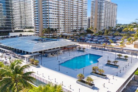 Condo in Hallandale Beach, Florida, 3 bedrooms  № 1974539 - photo 8