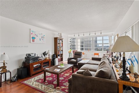 Condo in Hallandale Beach, Florida, 3 bedrooms  № 1974539 - photo 25