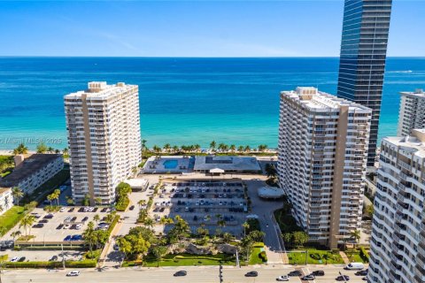 Condo in Hallandale Beach, Florida, 3 bedrooms  № 1974539 - photo 11
