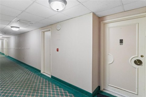 Condo in Hallandale Beach, Florida, 3 bedrooms  № 1974539 - photo 17