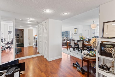 Condo in Hallandale Beach, Florida, 3 bedrooms  № 1974539 - photo 18