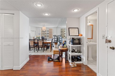 Condo in Hallandale Beach, Florida, 3 bedrooms  № 1974539 - photo 19