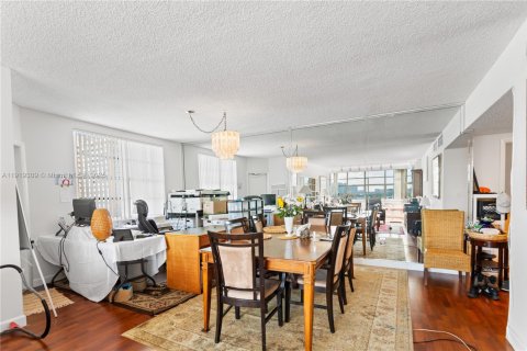 Condo in Hallandale Beach, Florida, 3 bedrooms  № 1974539 - photo 30