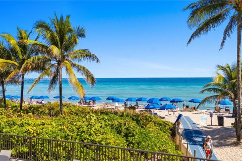 Condo in Hallandale Beach, Florida, 3 bedrooms  № 1974539 - photo 1