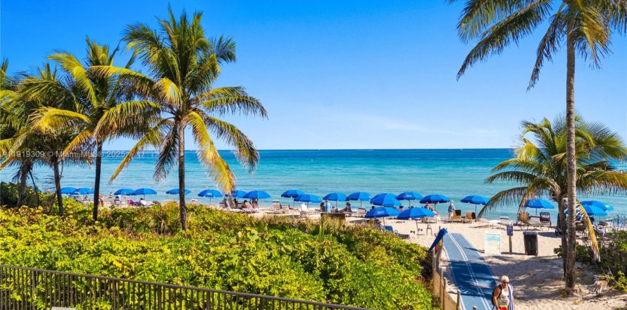 Condo in Hallandale Beach, Florida, 3 bedrooms  № 1974539