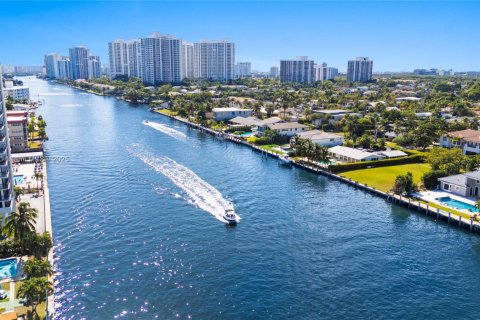 Condo in Hallandale Beach, Florida, 3 bedrooms  № 1974539 - photo 14