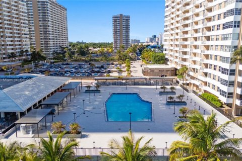 Condo in Hallandale Beach, Florida, 3 bedrooms  № 1974539 - photo 7
