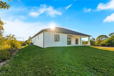 Villa ou maison à vendre à Port Charlotte, Floride: 3 chambres № 2029553 - photo 2