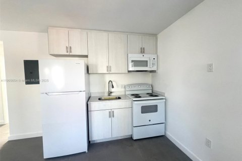 Apartamento en alquiler en Miami, Florida, 1 dormitorio № 2012210 - foto 2
